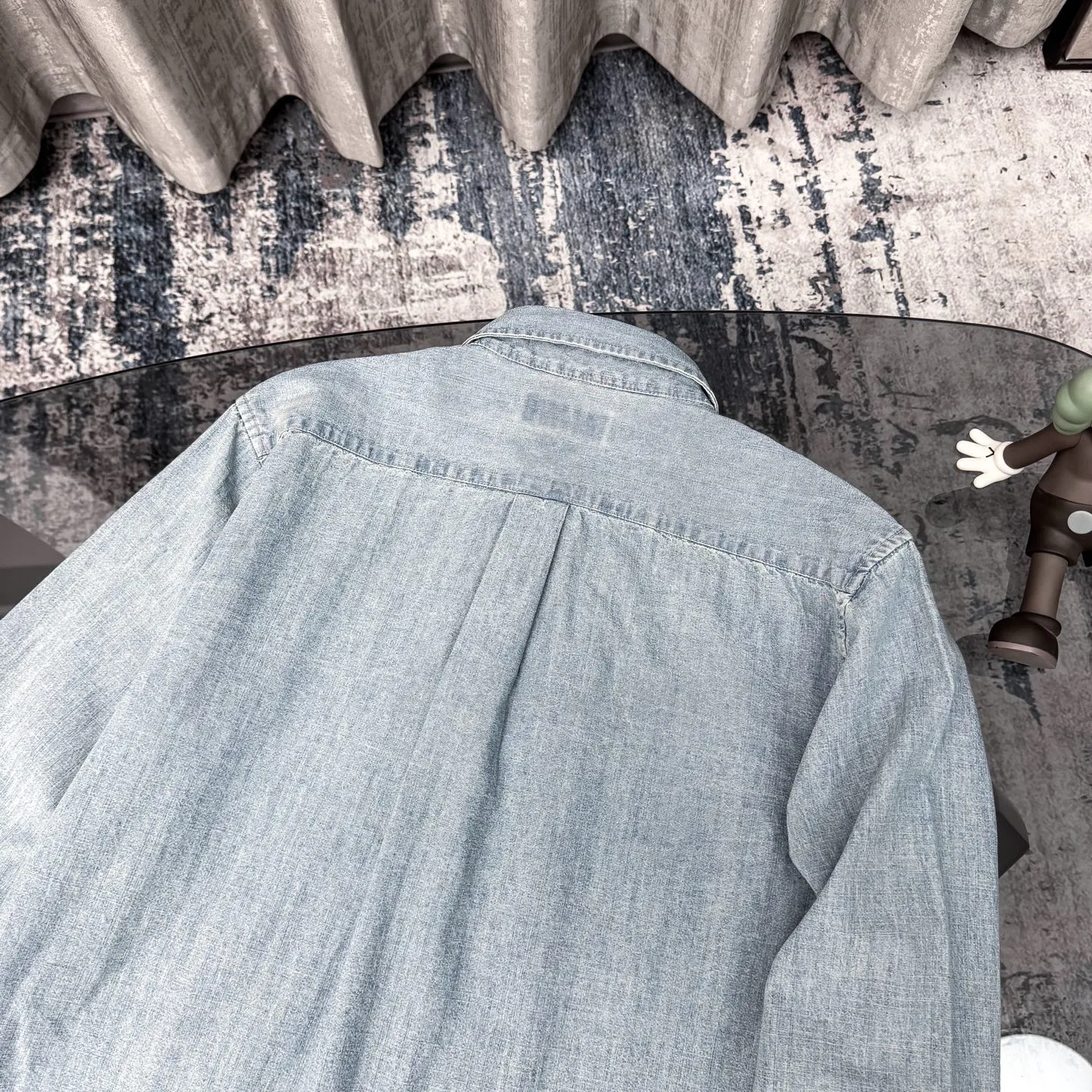 P400 [Original item] Top quality lapel long-sleeved washed denim shirt jacket Four-season men's two-color pure cotton shirt stone-washed retro casual denim shirt Denim shirt is really the most iconic product, decorated with colorful iconic pony embroidery, presenting a classic polo style design. It is a versatile choice from winter to summer. The multiple washes of denim greatly increase the comfort and softness of the fabric. The distressed effect is full of strong American retro style. This one is also closed with eyes closed. Simply YYDS~ The same style for men and women. It can be worn alone or as a cardigan. If you like looseness, choose one size larger. It is more suitable for inner wear~ The overall style is a loose version with a bit of boyfriend style. The silhouette is good and the drape is good. The upper body has a tough style~ It has an American retro denim style. This shirt is suitable for many occasions, whether it is daily leisure or commuting. It is a good choice. It can also be used as a layering jacket/coat. Color: dark blue, light blue, size: S-XL
